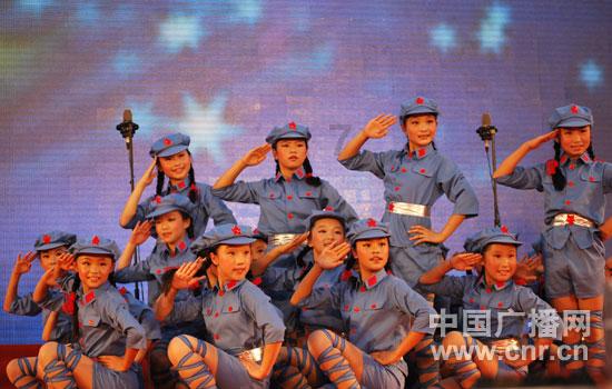 按1:2的比例来设计一本16开本的书籍封面。游戏画面